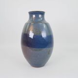 Grand vase en céramique émaillée bleu signé sous la base