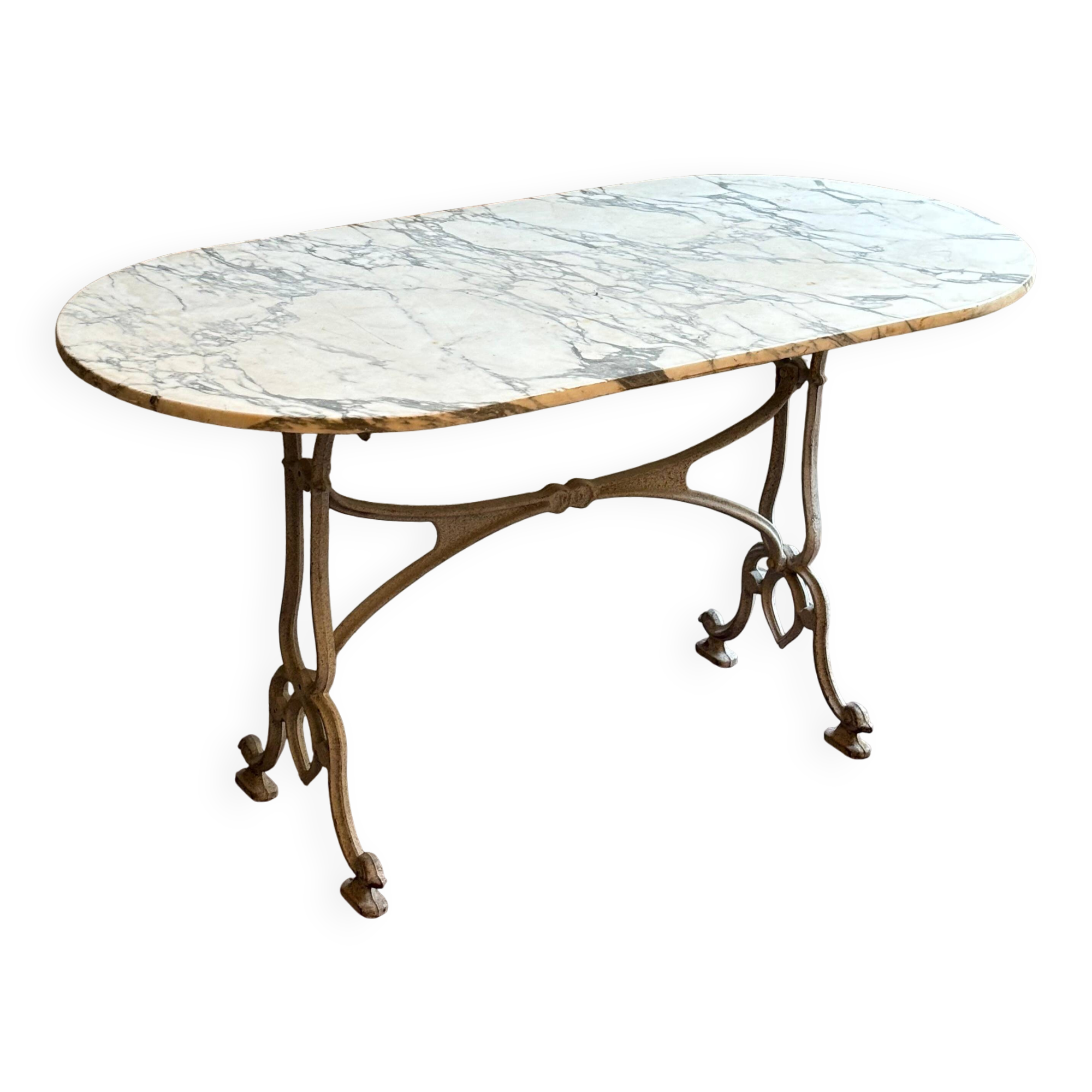 Oval table in white marble