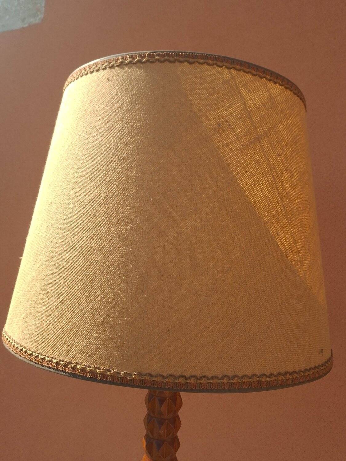 Vintage floor lamp from the 60s-70s with integrated shelf.