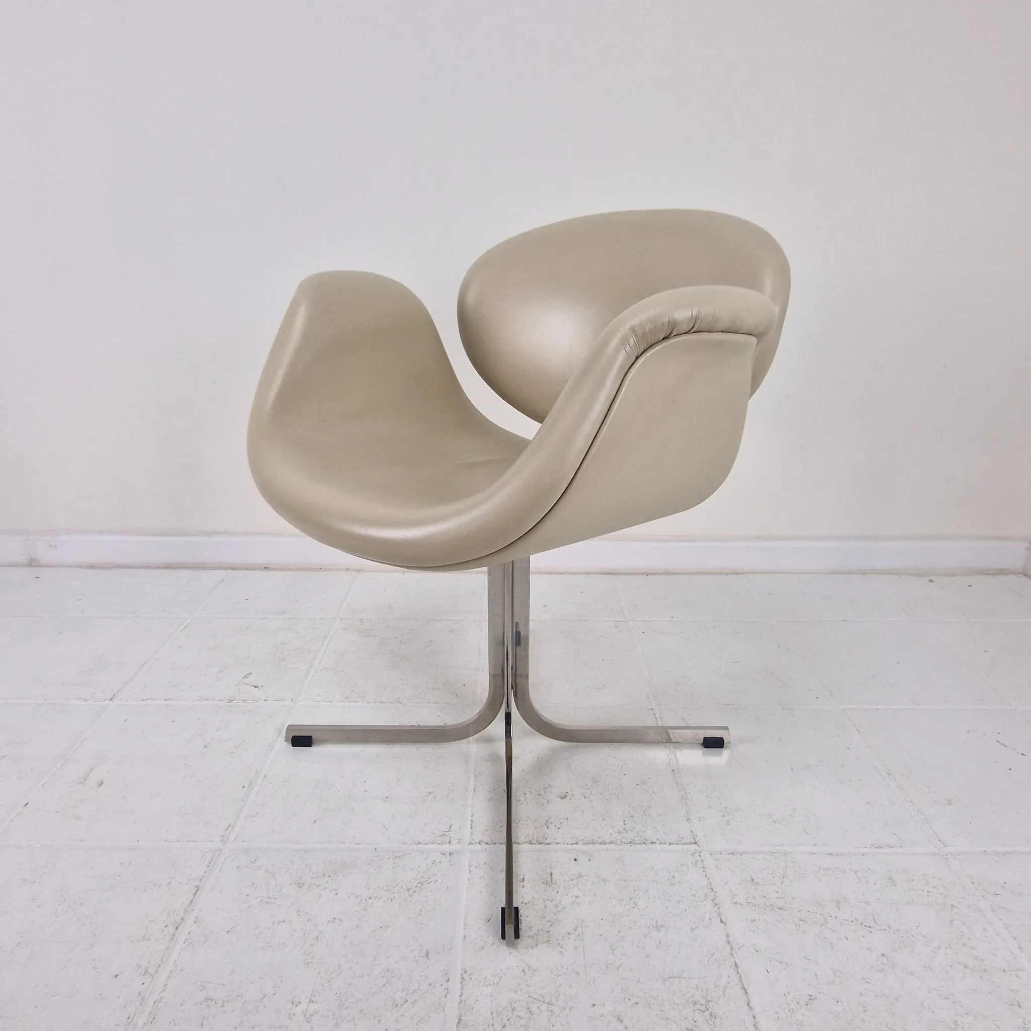 Set of 8 "Little Tulip" Chairs by Pierre Paulin for Artifort in Leather