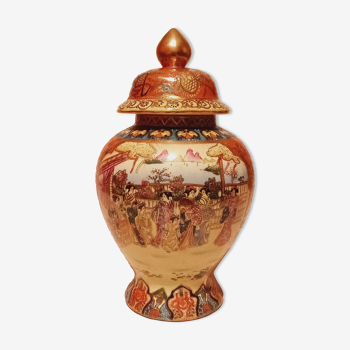 Vase chinois en porcelaine avec couvercle