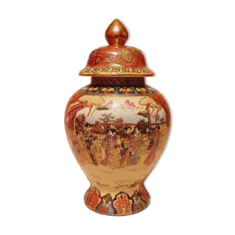 Chinese porcelain vase with lid