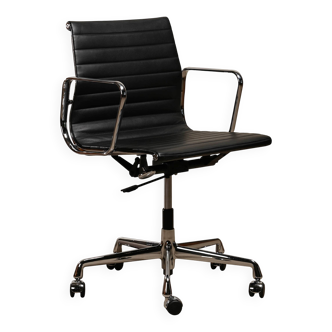 Chaise de bureau Charles & Ray Eames EA117 en cuir noir et chrome, Vitra