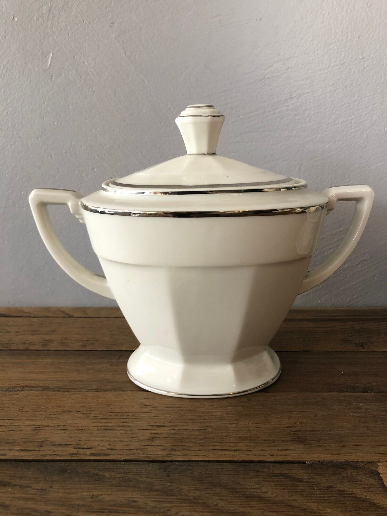 Set of 6 porcelain cups with matching sugar