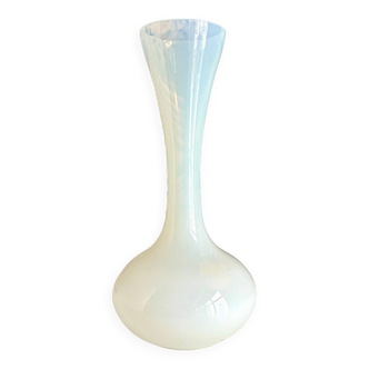 Vase, soliflore en opaline blanche