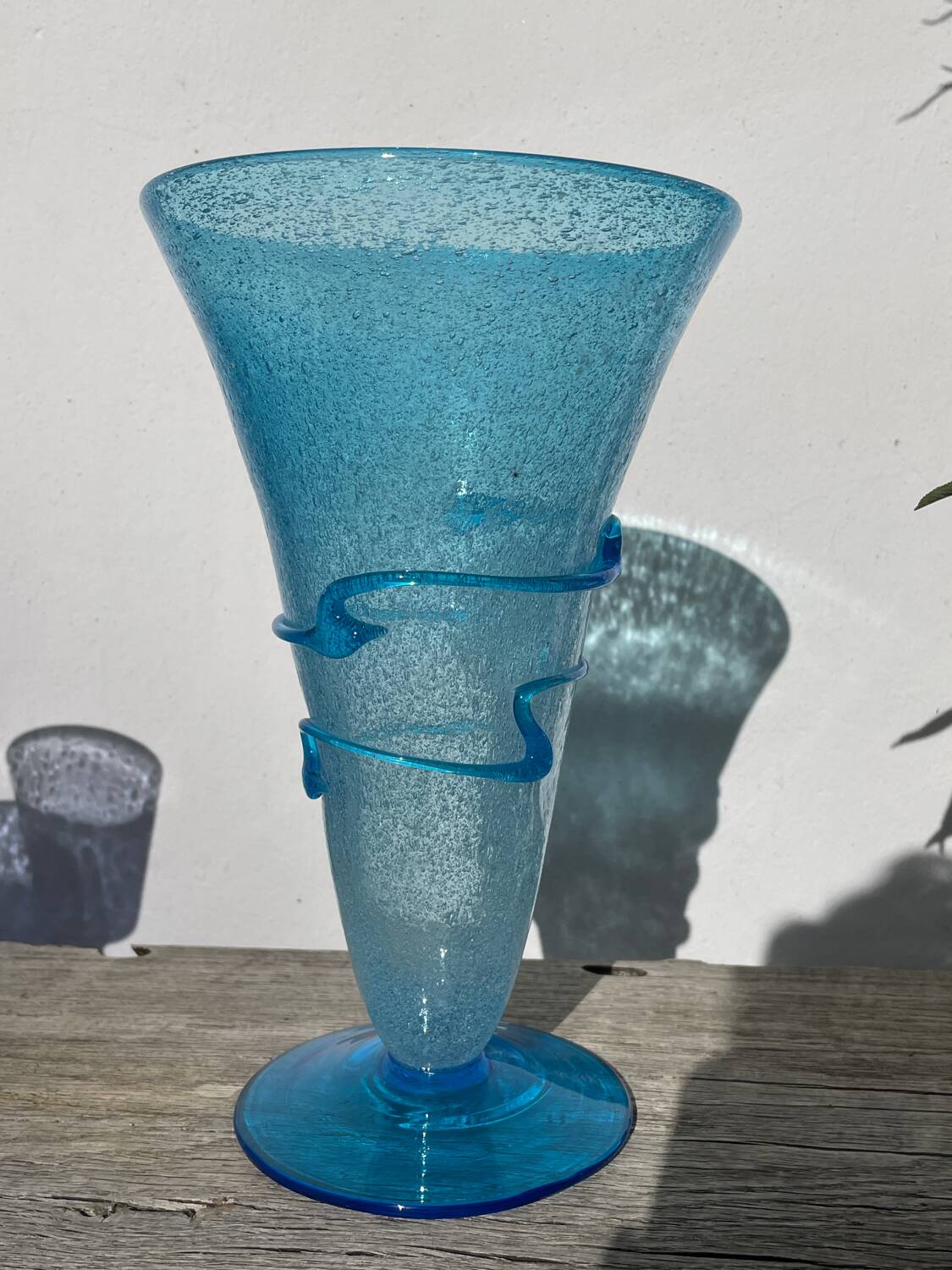 Vase conique en verre bullé bleu turquoise
