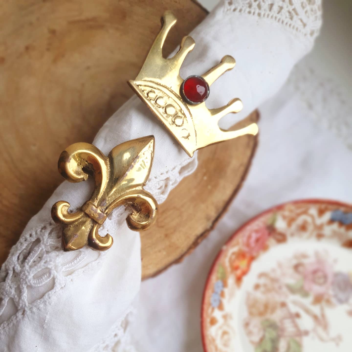 Bagues de serviettes couronne et fleur de lys
