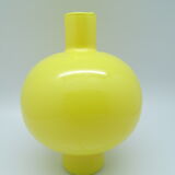 Vase décoratif en opaline jaune