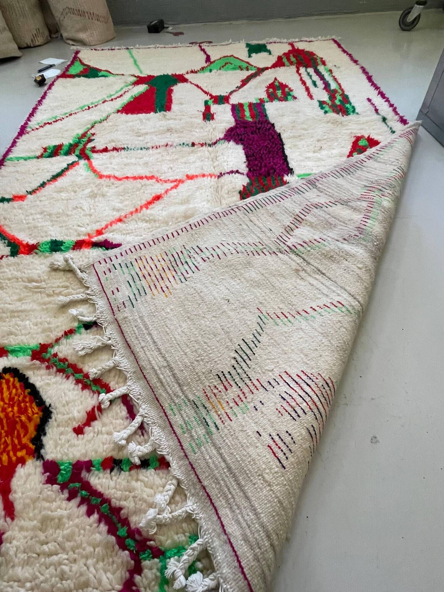Moroccan Berber rug in cream wool, abstract patterns - 263x160 cm