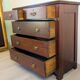 19th-century English commode in mahogany, with an antique patina and classic elegance.