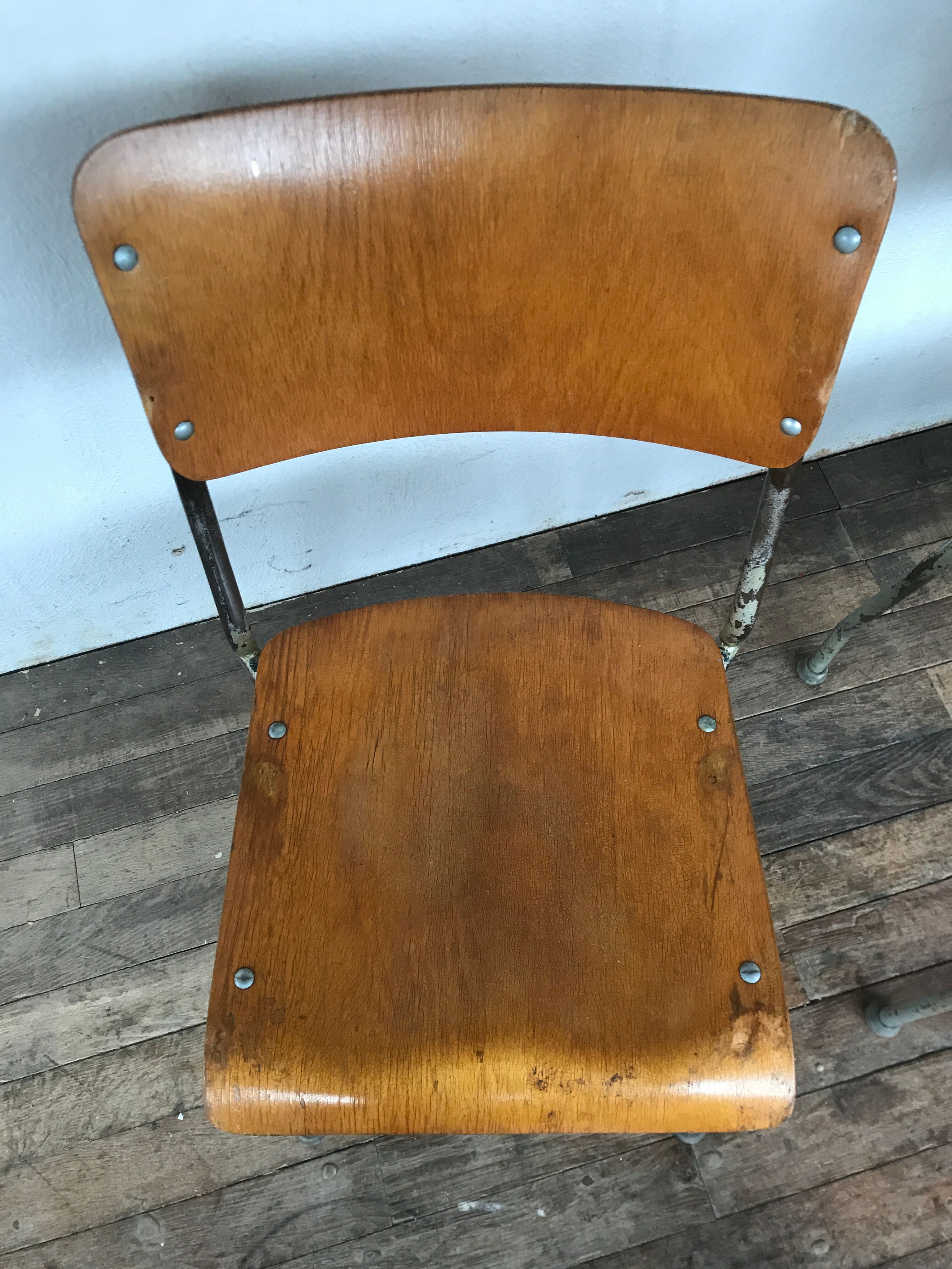 Series of 6 vintage industrial school chairs stackable 1950 thermophorized seating