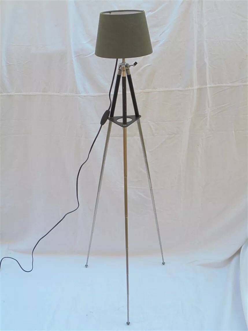 Tripod lamp