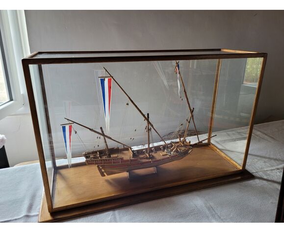Maquette bateau sous vitrine bois et verre