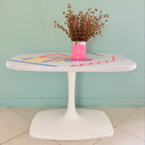 Table basse multicouleur années 60 avec pied tulipe