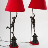 Paire de lampes en bronze avec abat-jours rouges