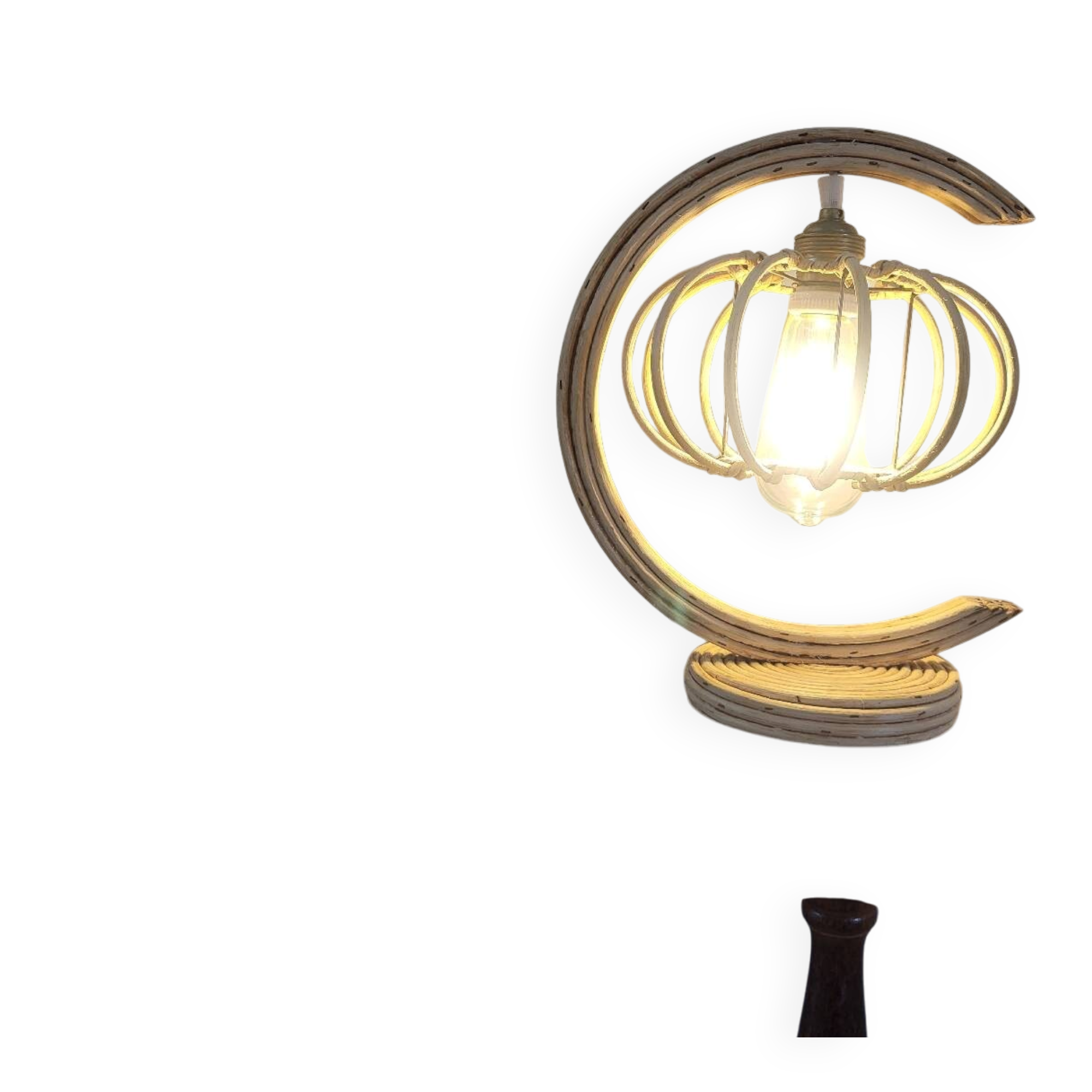 Lampe à poser en rotin formant une lune style Louis Sognot
