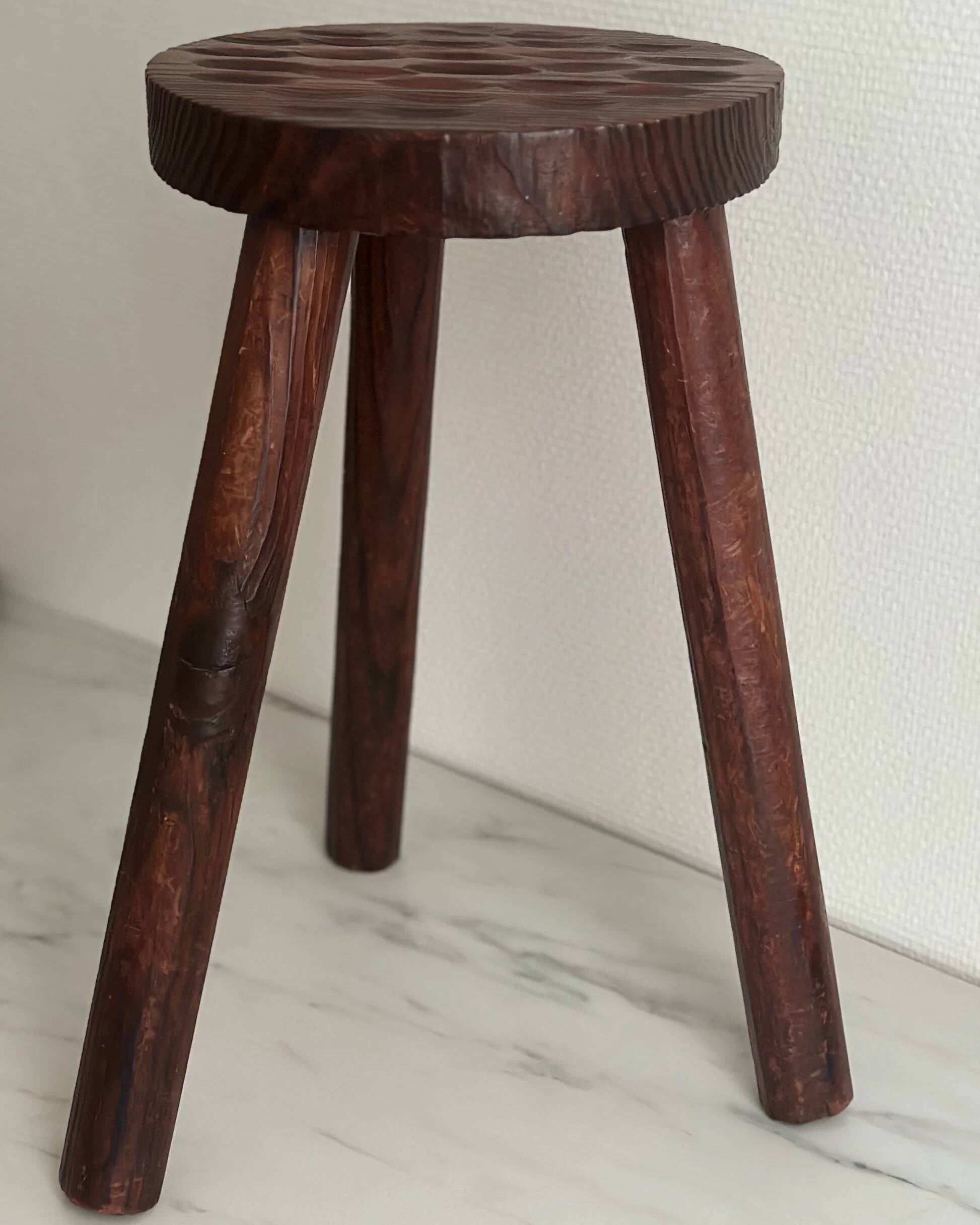 Tabouret tripode sculpté à l’adze — France, XXe siècle