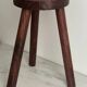 Tabouret tripode sculpté à l’adze — France, XXe siècle