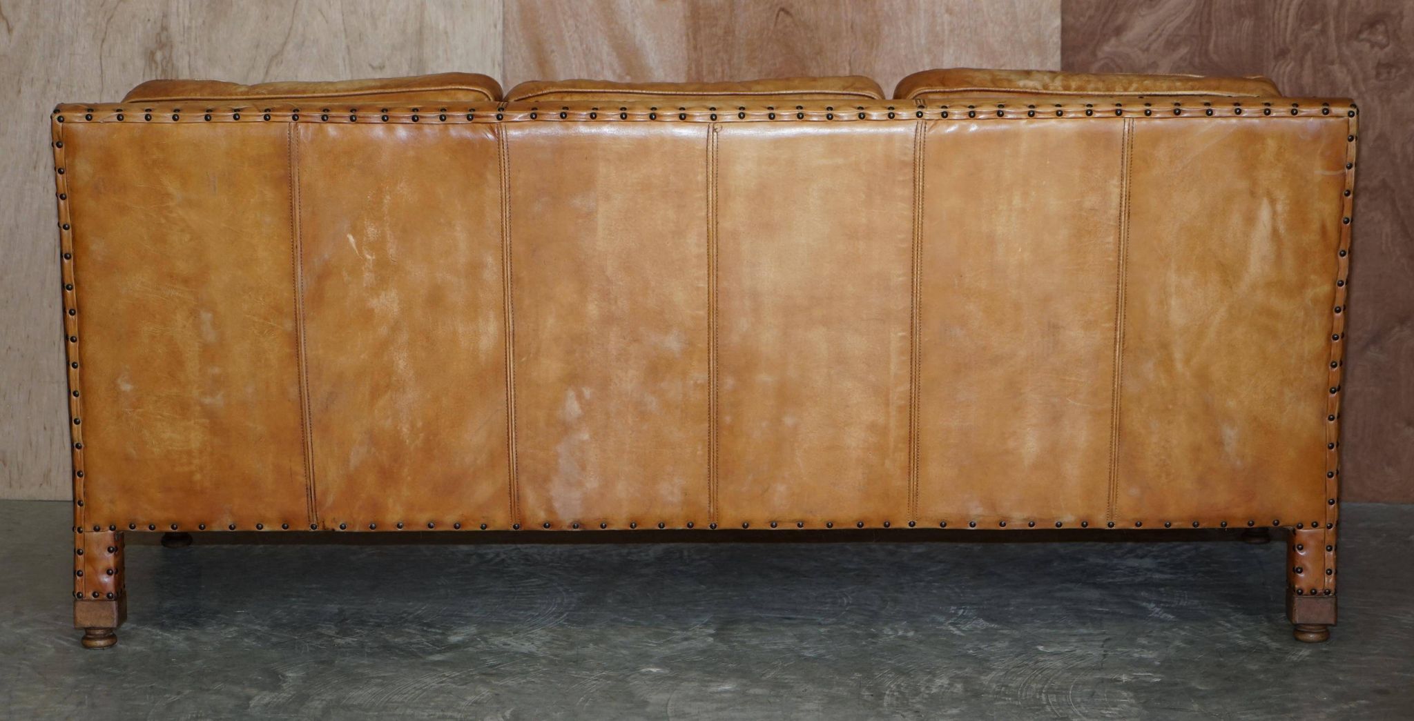 Three-seater leather canapé in Edwardian style with studs.