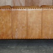 Three-seater leather canapé in Edwardian style with studs.