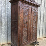 Armoire bretonne ancienne en chêne sculpté