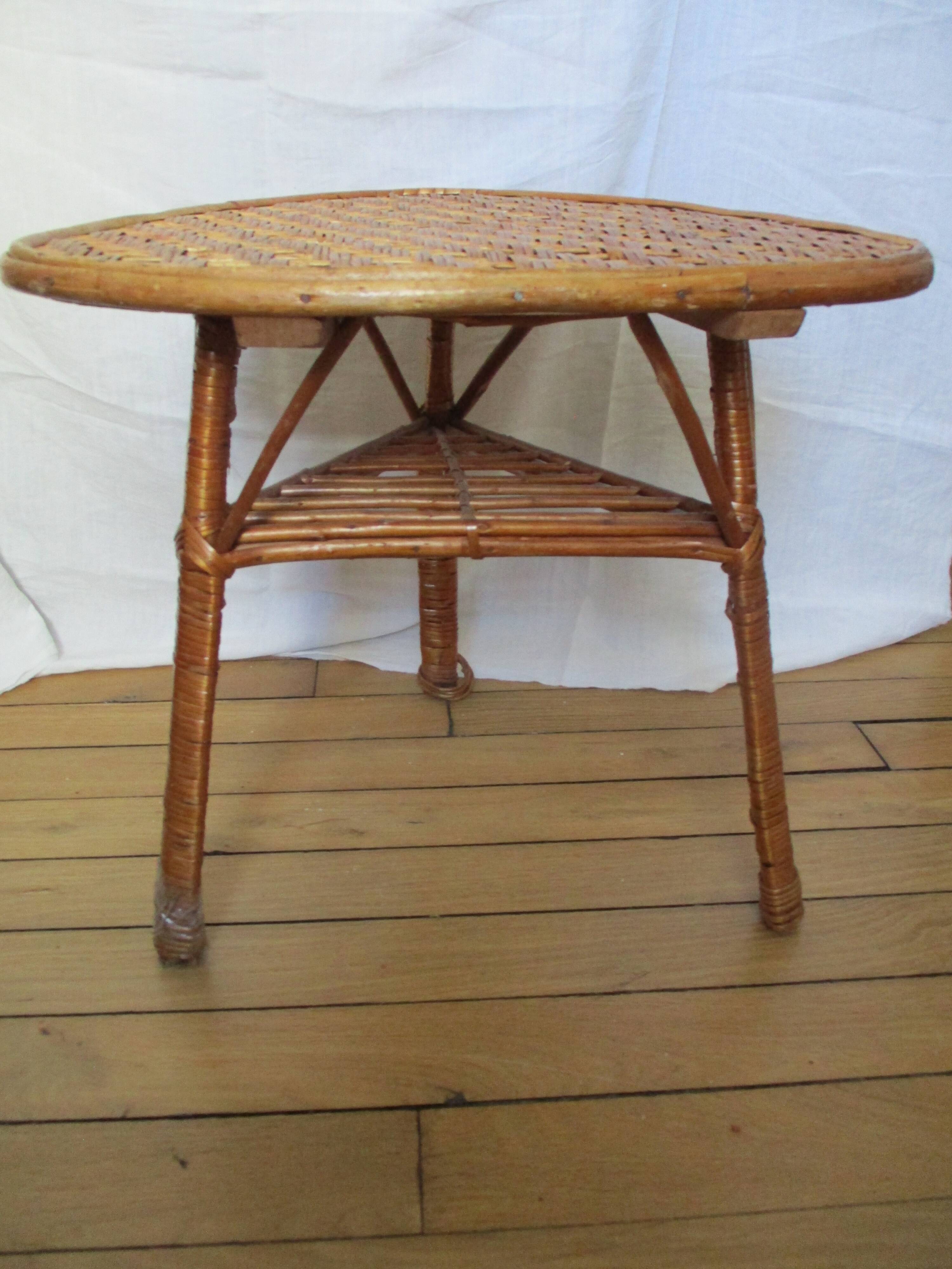 Table rotin, triangulaire, vintage.