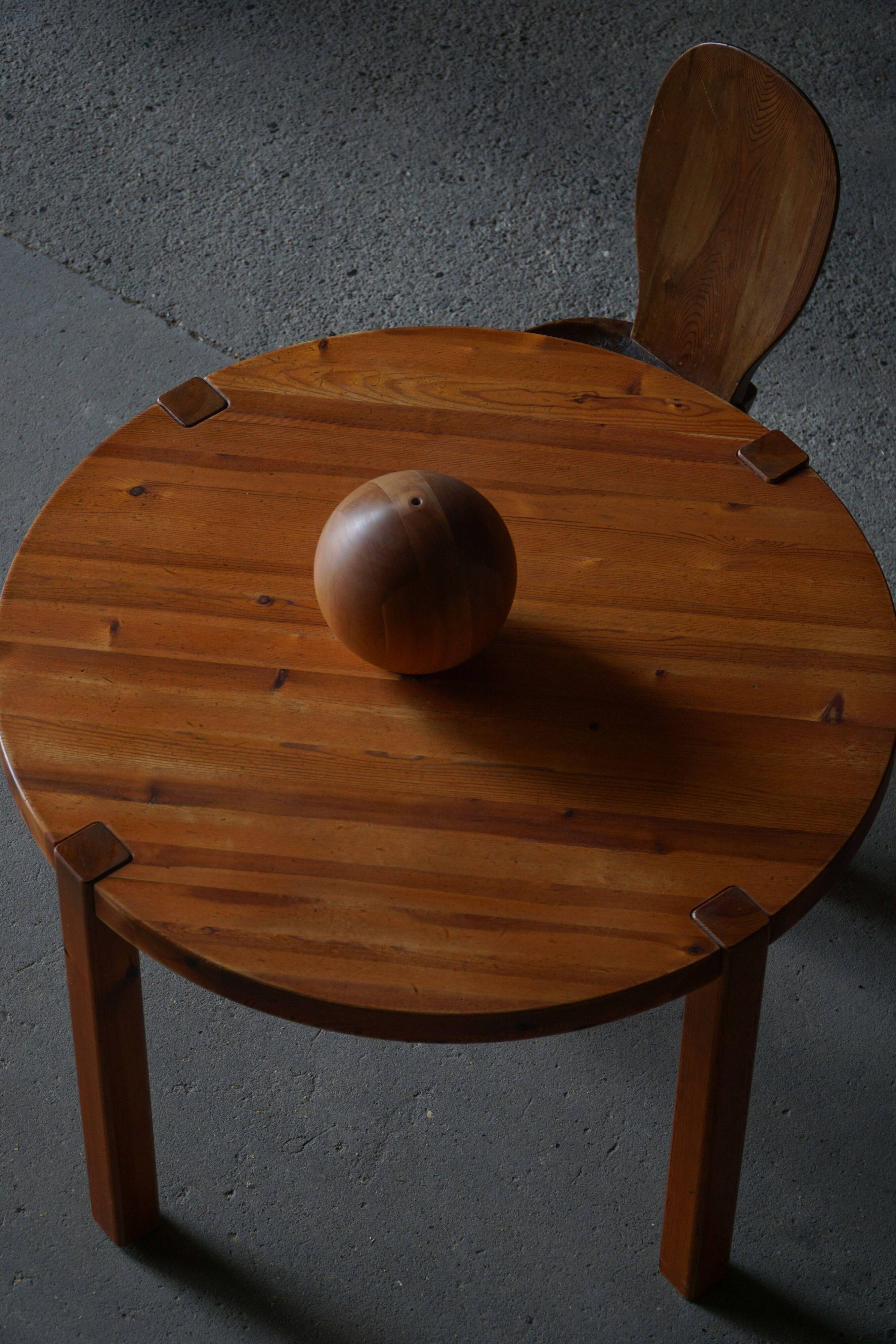 Mid-century Danish round dining table in solid pine, 1970s.