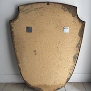 Miroir écusson en laiton à frise perlée de style italien