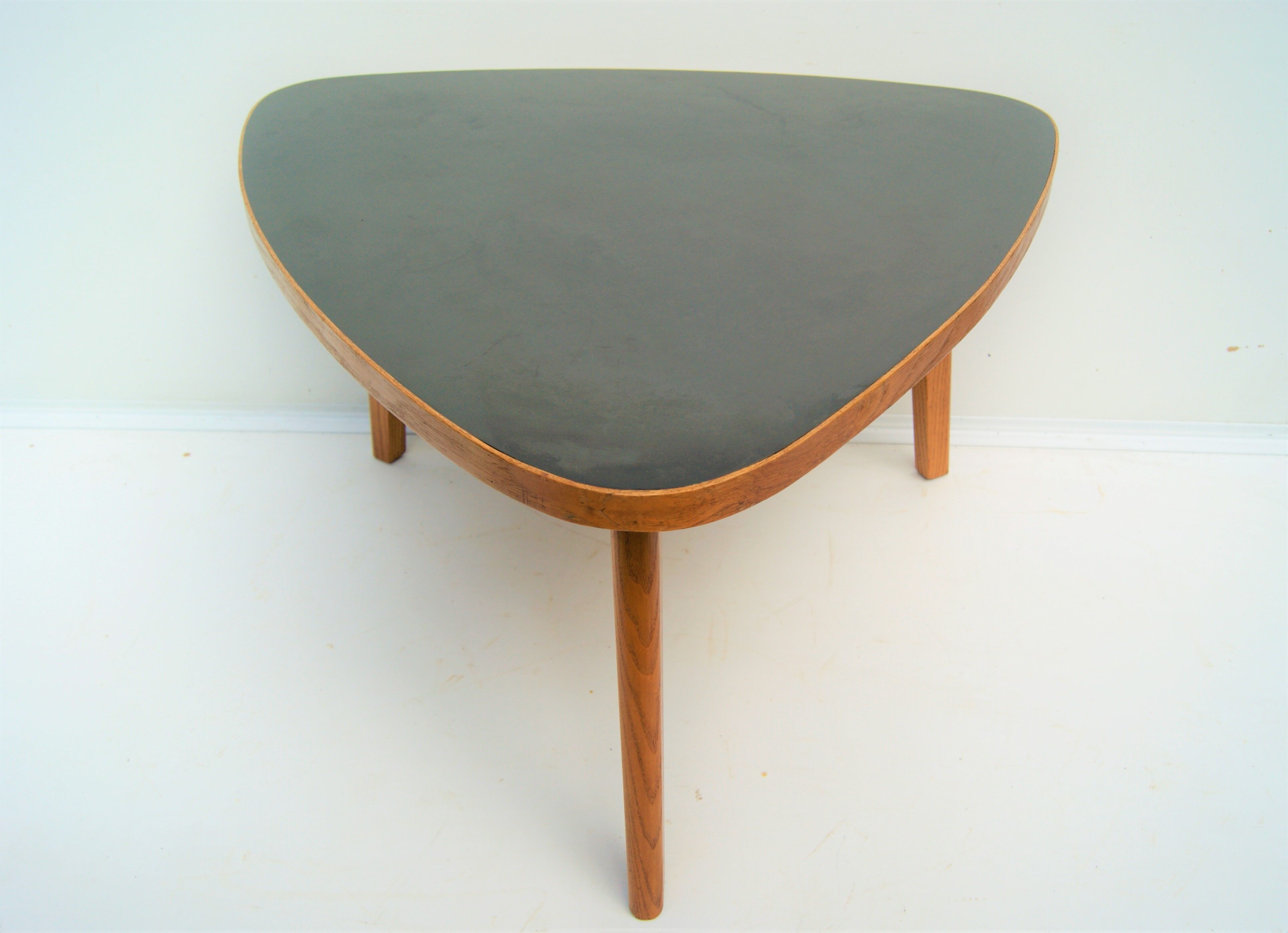 Tripod tripod table. oak, black laminate