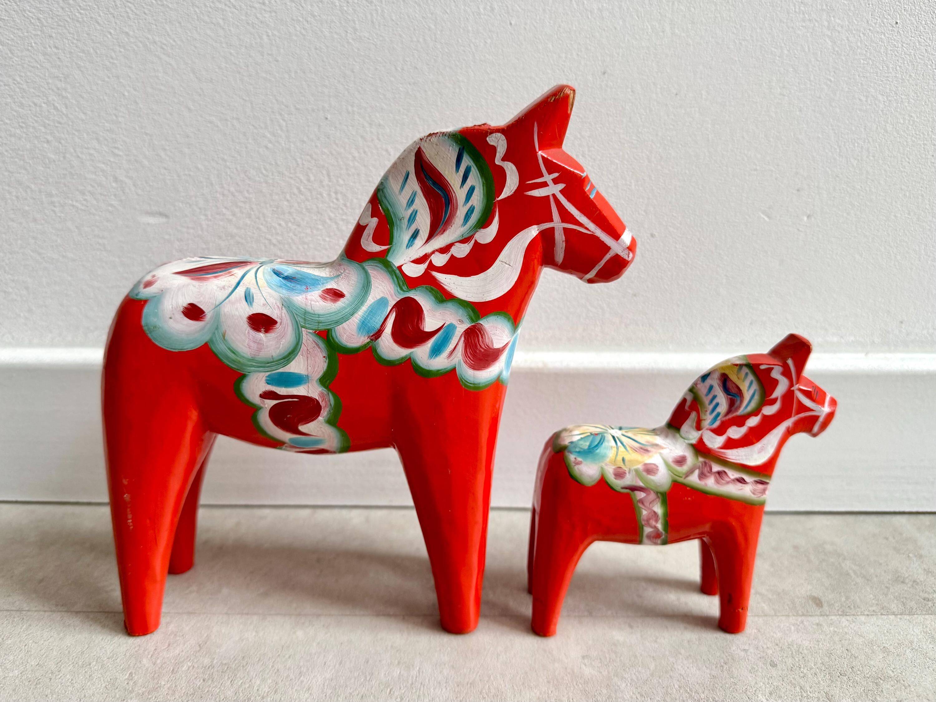 Ensemble de 2 chevaux Dala en bois vintage de Suède