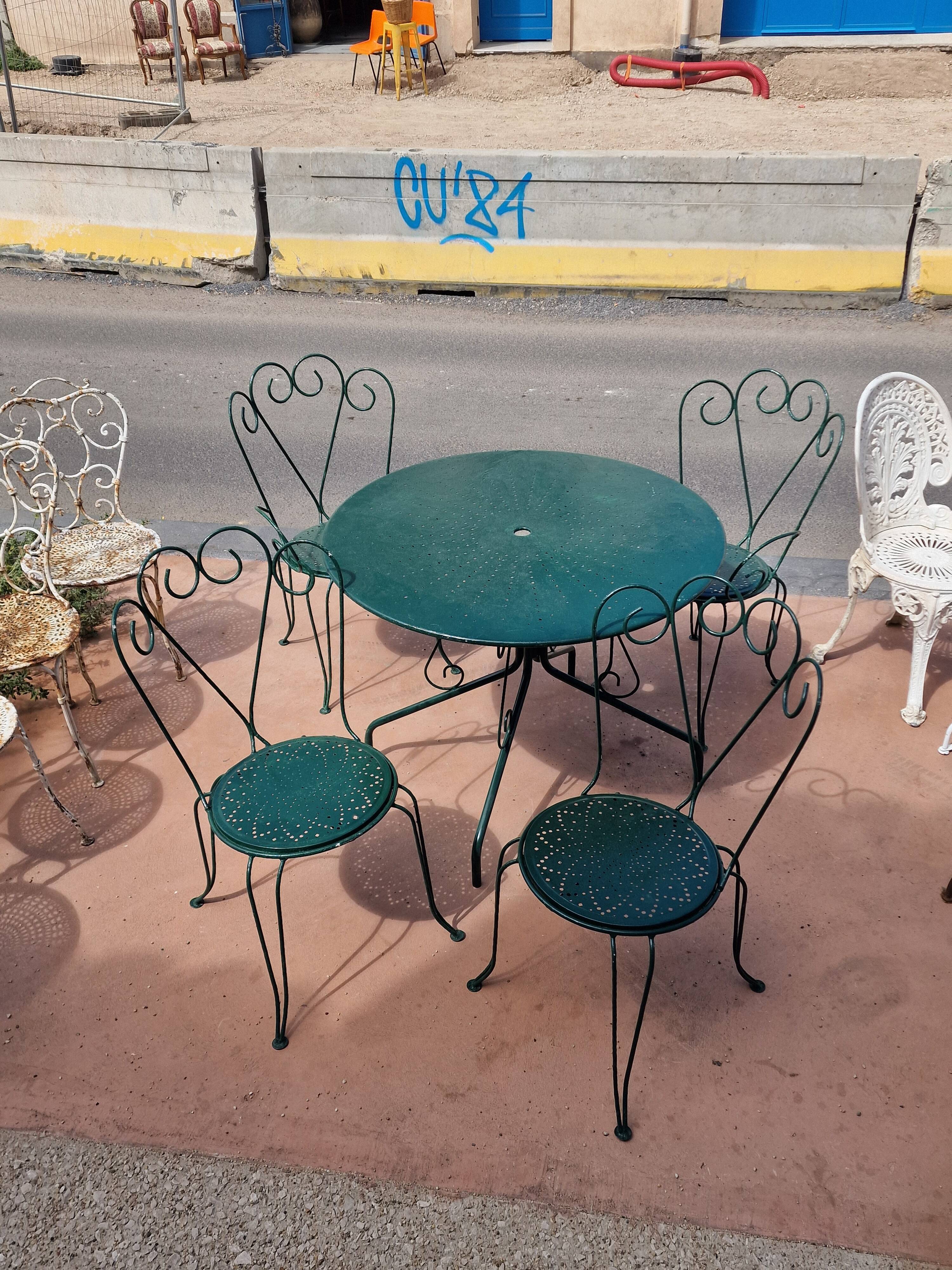 Salon de jardin en fer vert (1 table + 4 chaises)