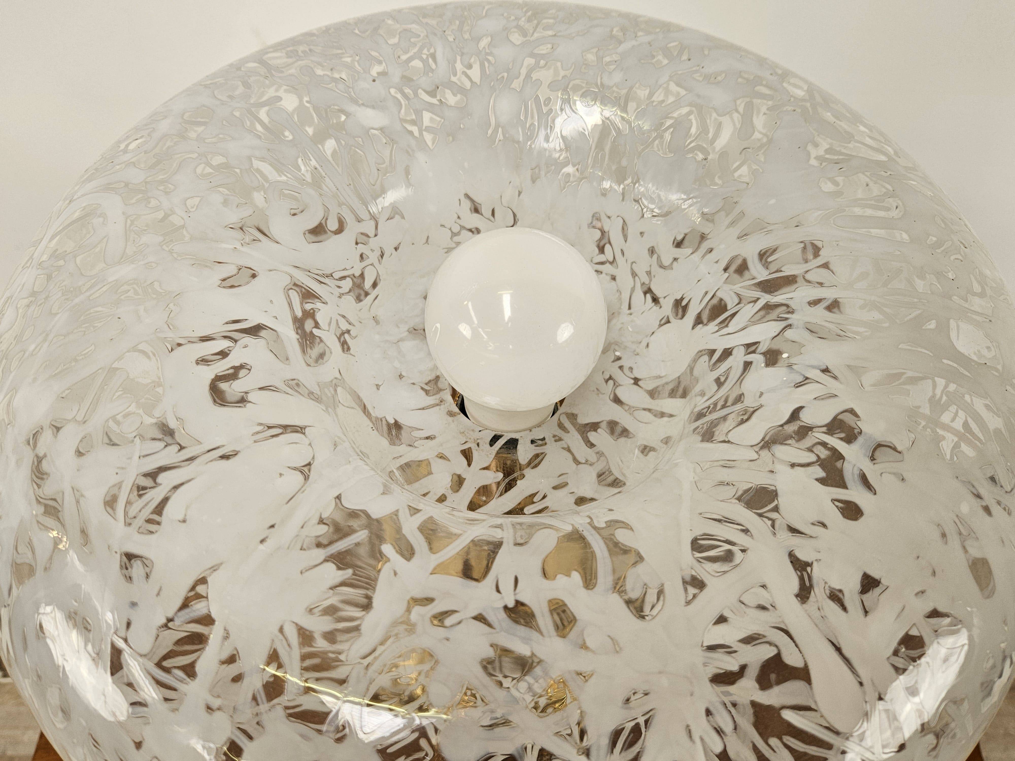 1970s table lamp in worked glass and gold metal