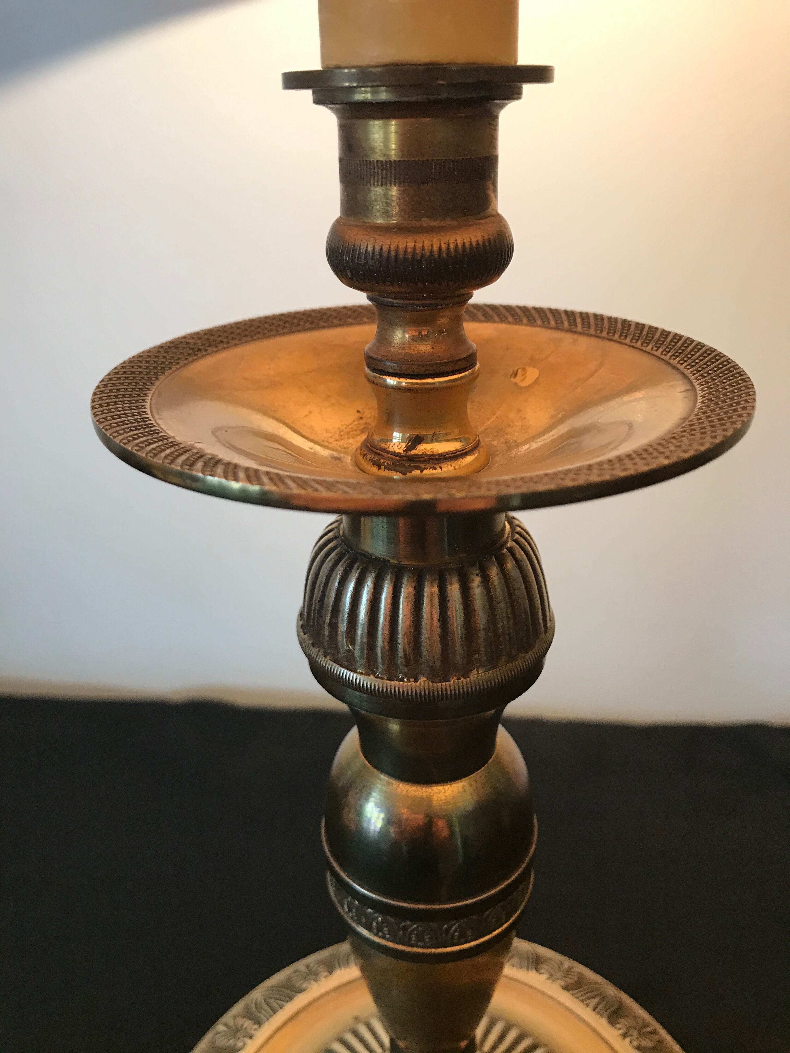 Lamp in gilt bronze, cork-style lampshade