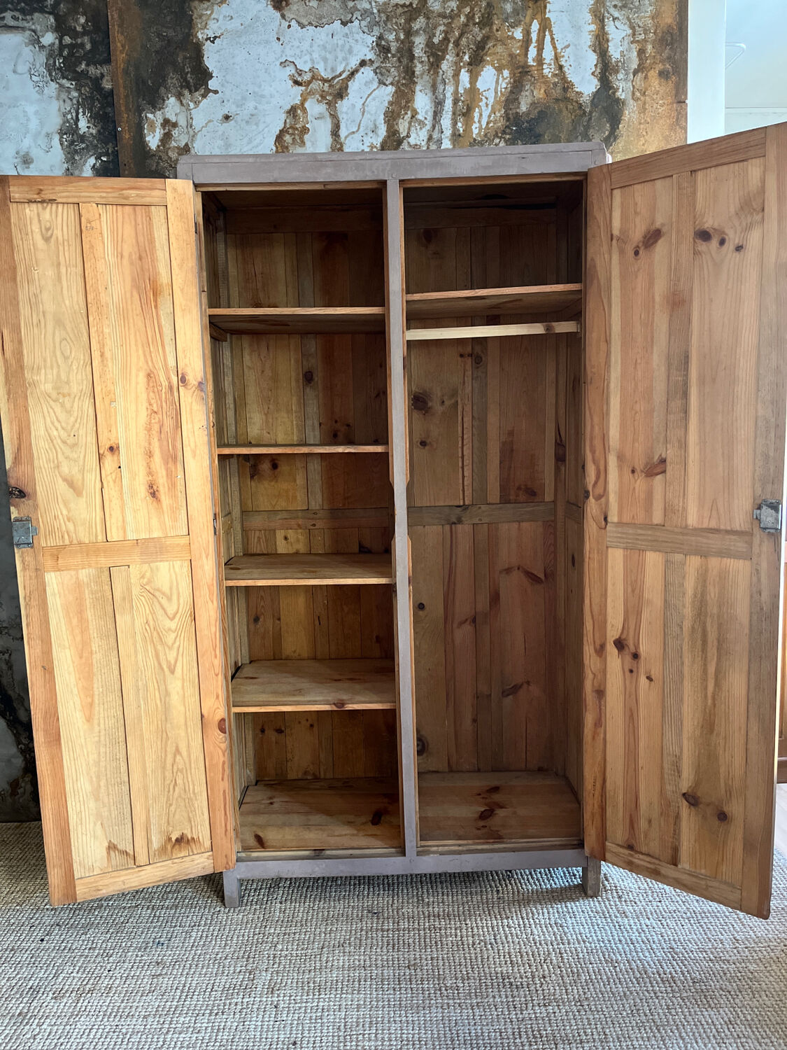 Armoire parisienne dans sa jolie patine