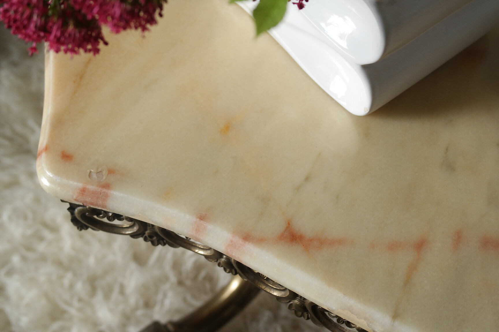 Coffee table in brass and onyx