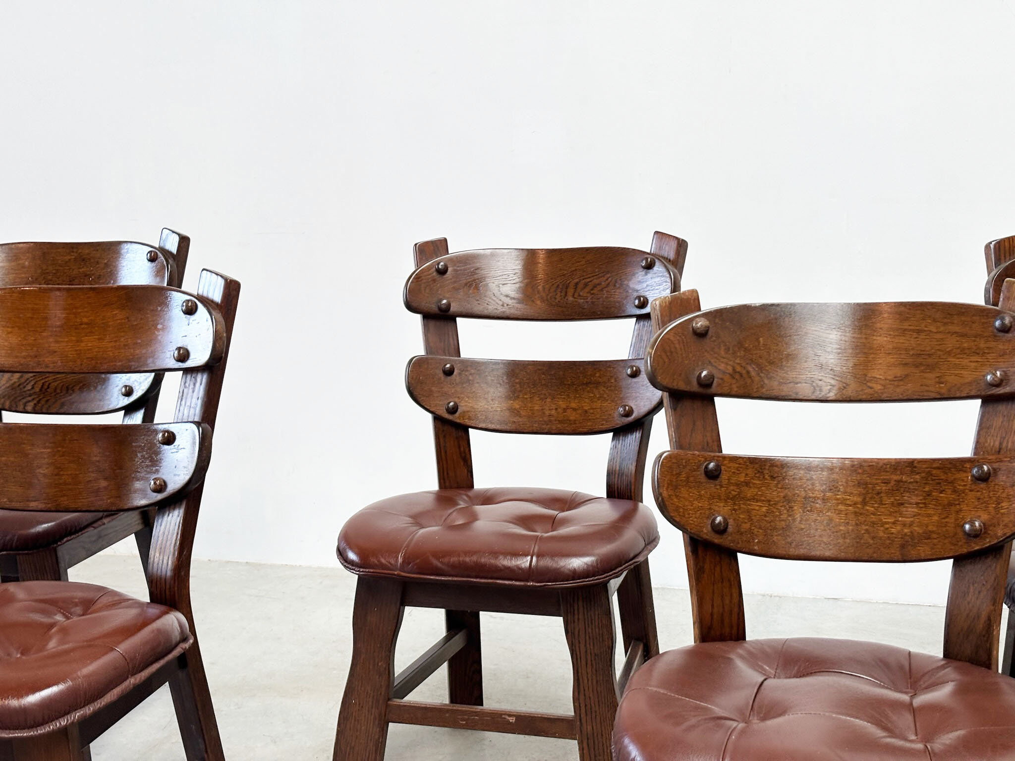 Ensemble de six chaises de salle à manger brutalistes françaises