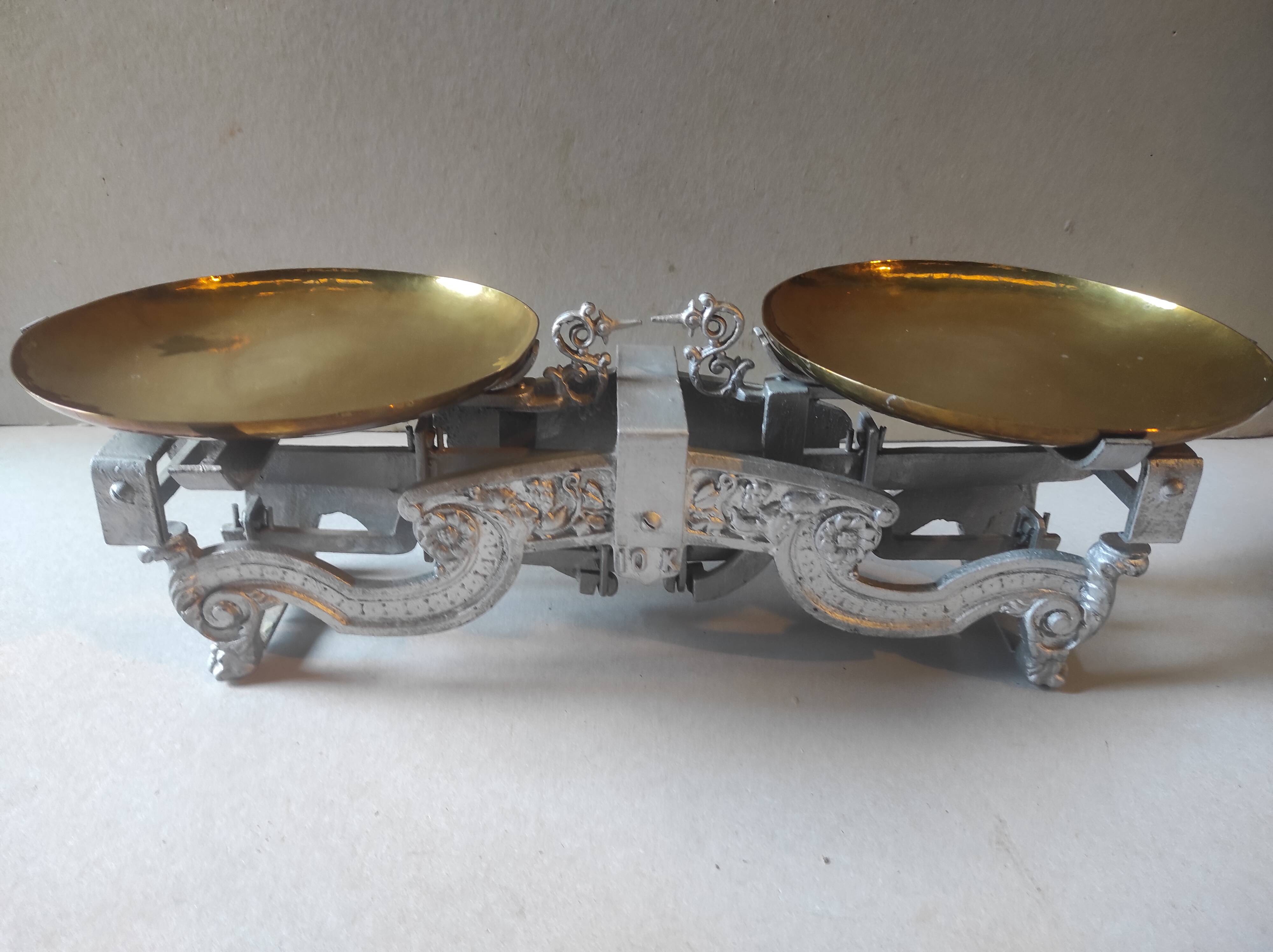 Balance Roberval old avev copper tray