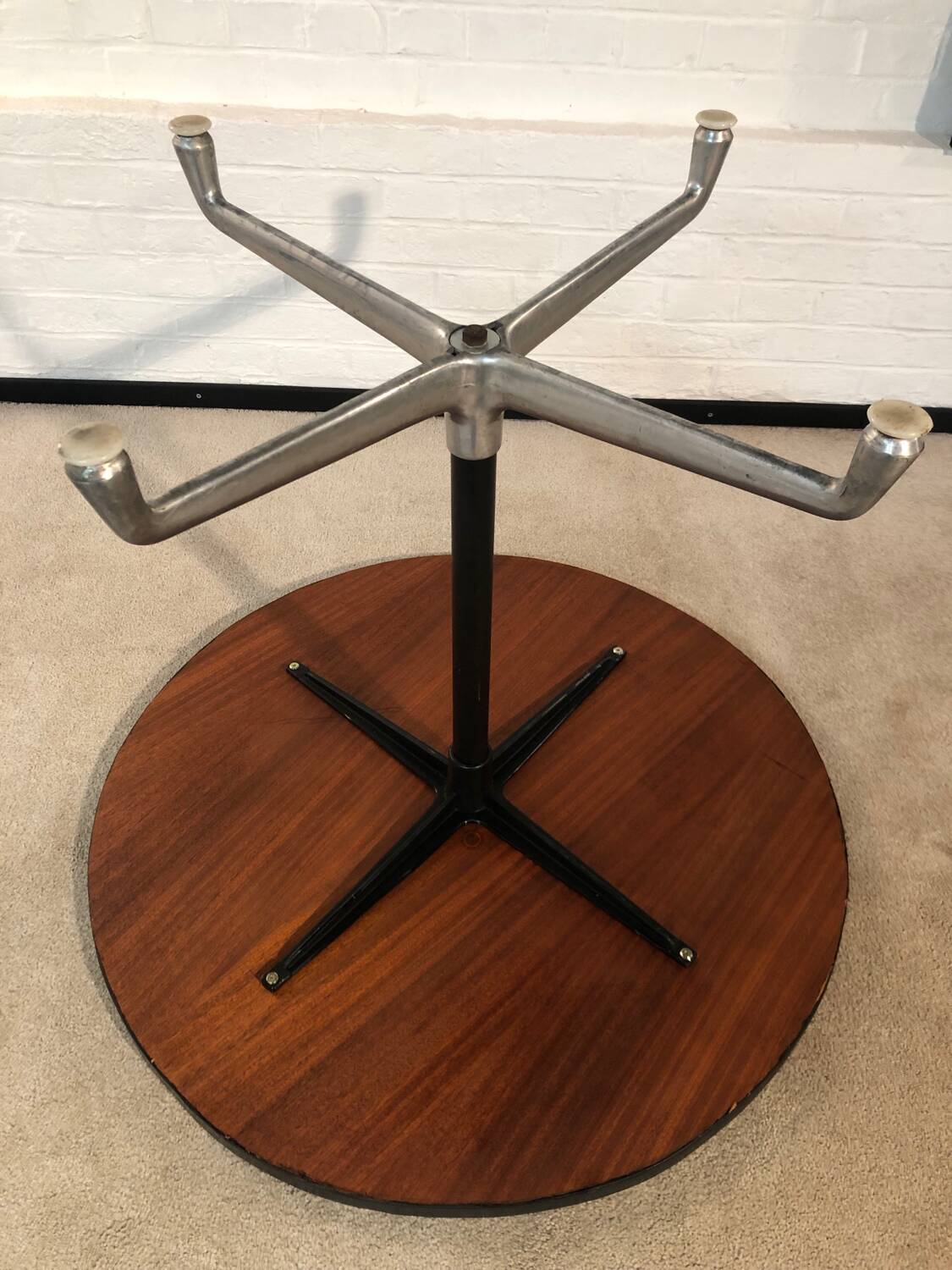 Round table by Eames for Mobilier International 1970