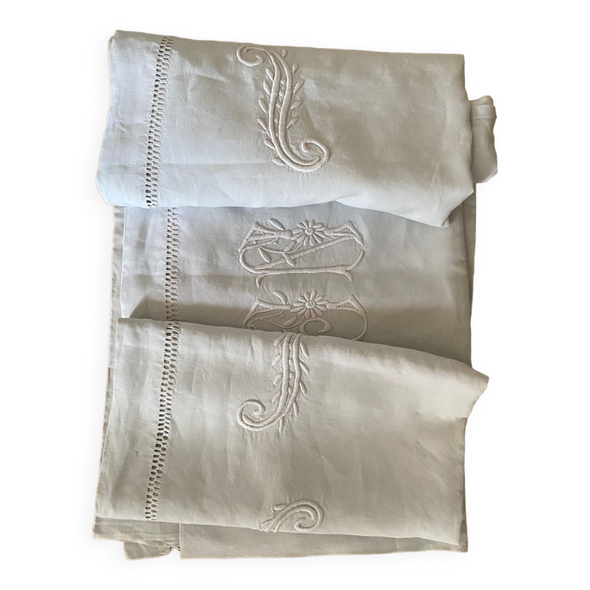 Drap ancien en fil de coton monogramme et brodé .