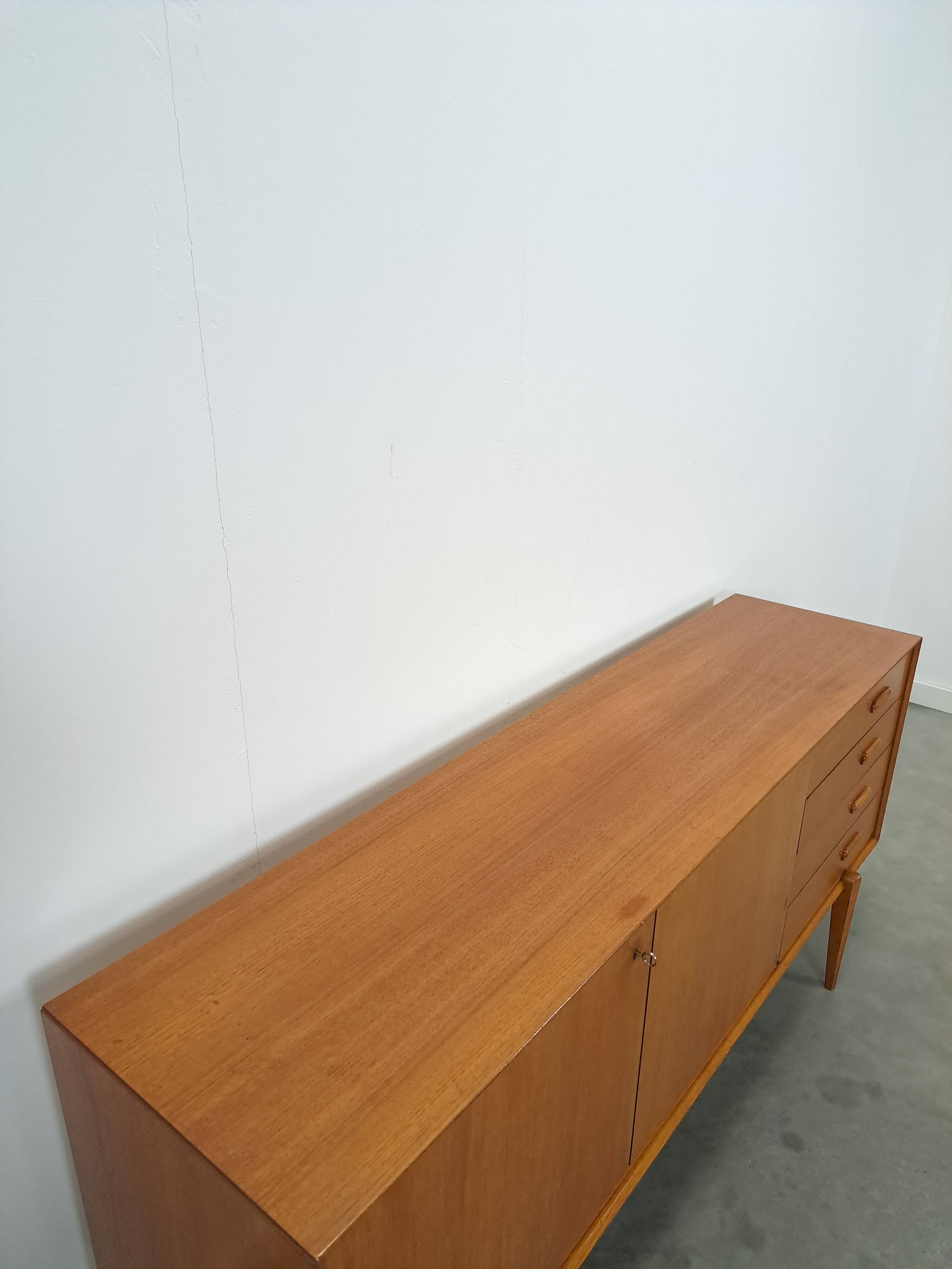 Dressoir avec de grandes capacités en lades vintage