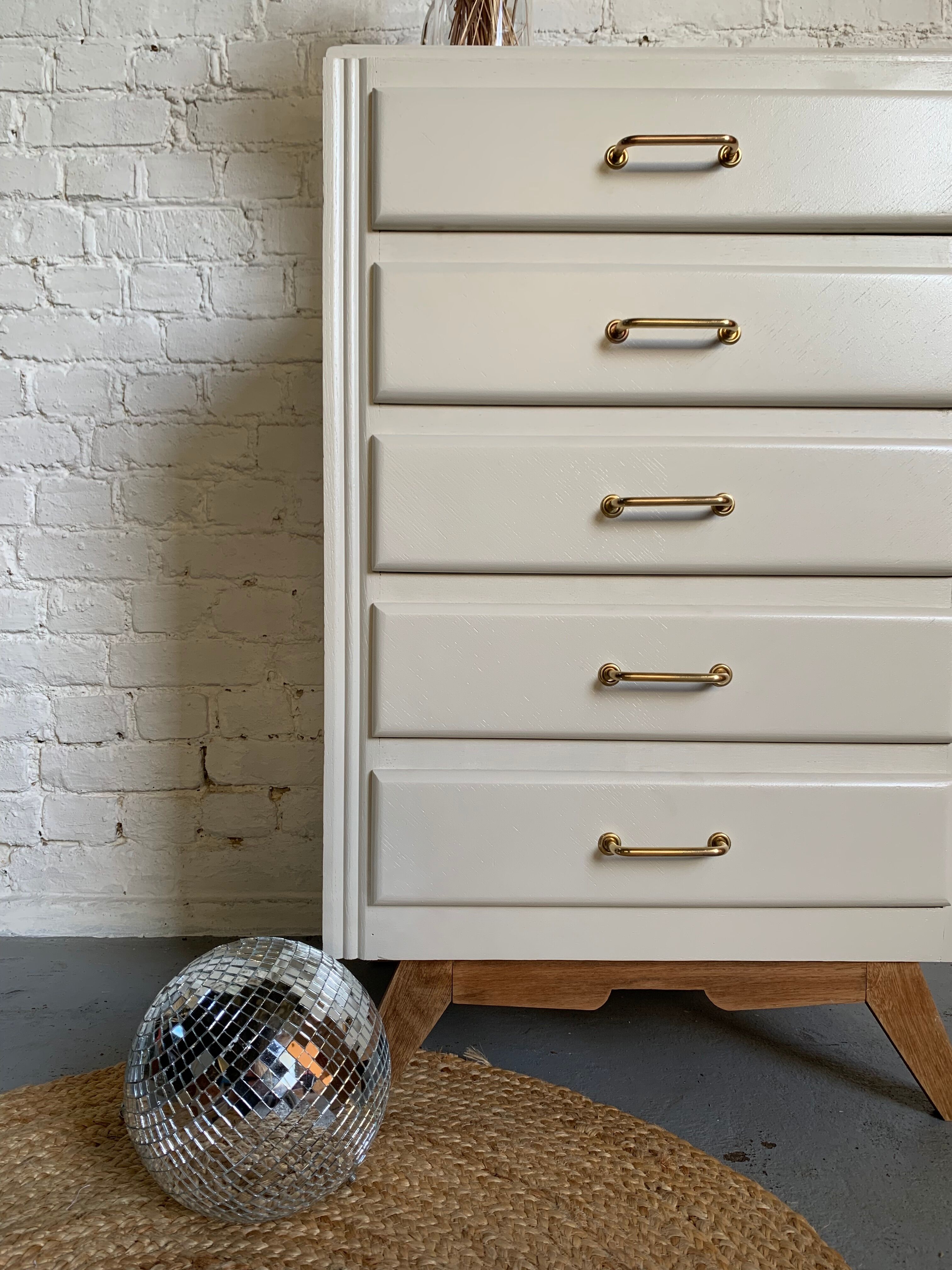 Dresser feet compass