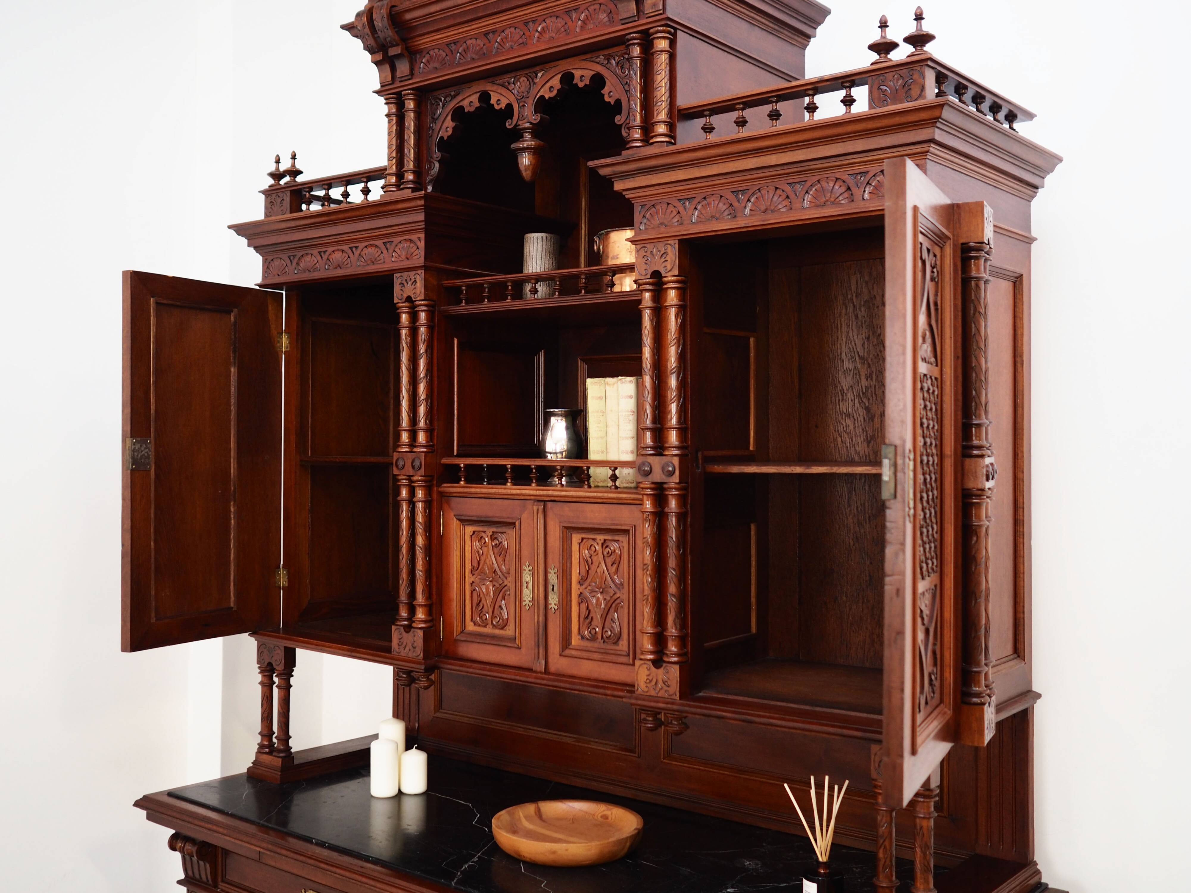 Armoire, vaisselier en chêne, Allemagne première moitié du XXème s.