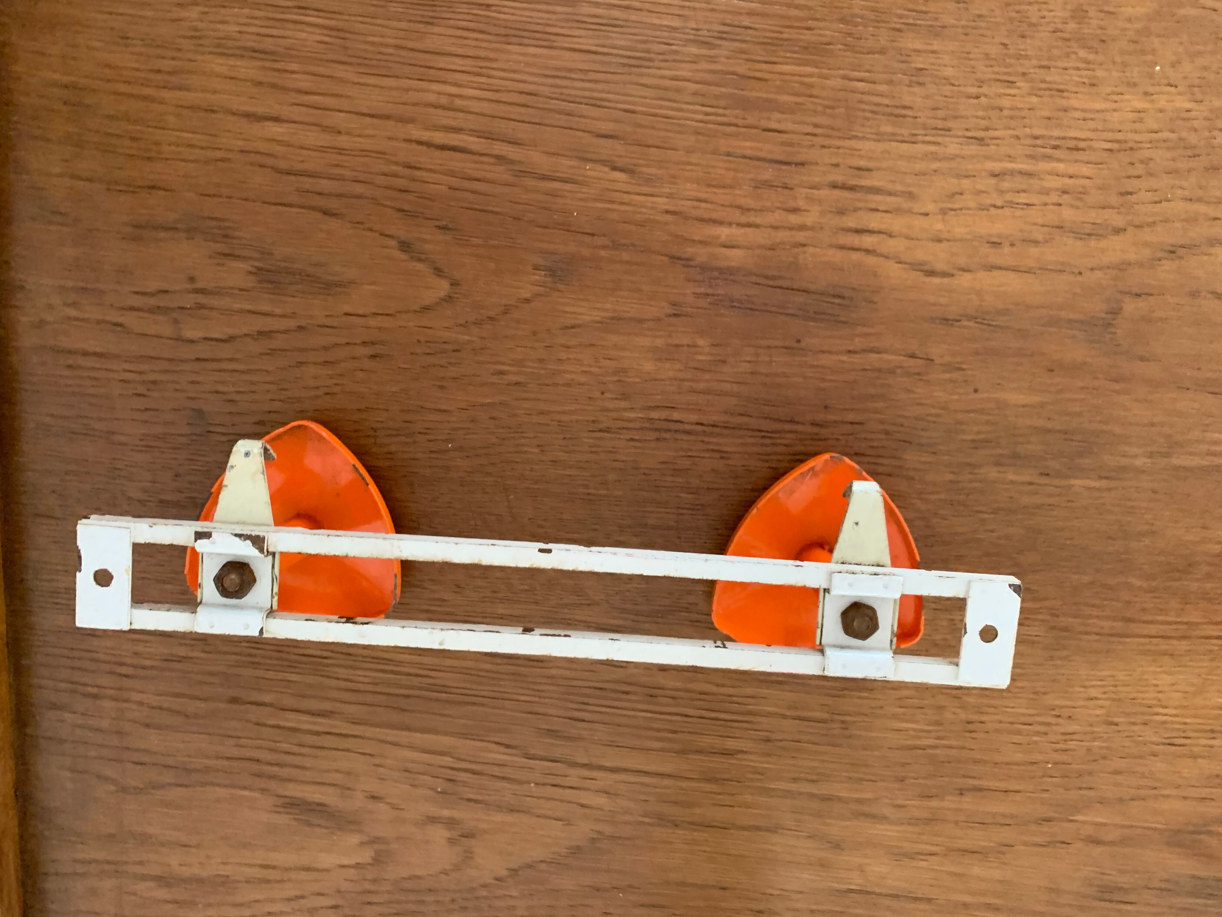 Vintage orange metal patère