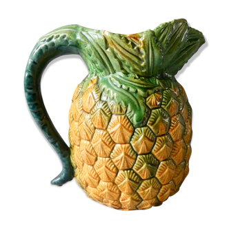 Pineapple pitcher in dabbling