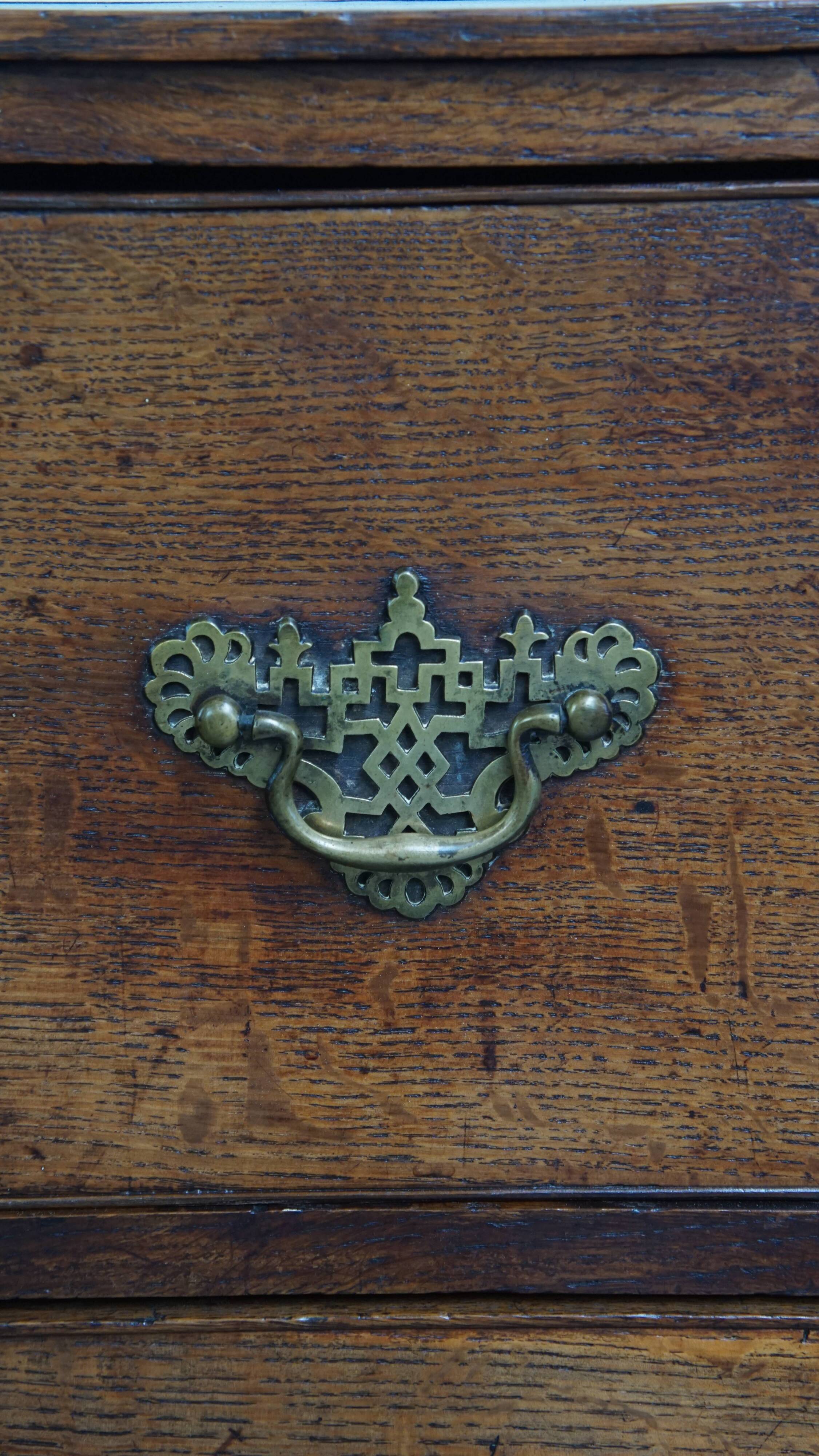 Commode anglaise ancienne du XVIIIe siècle à 3 tiroirs