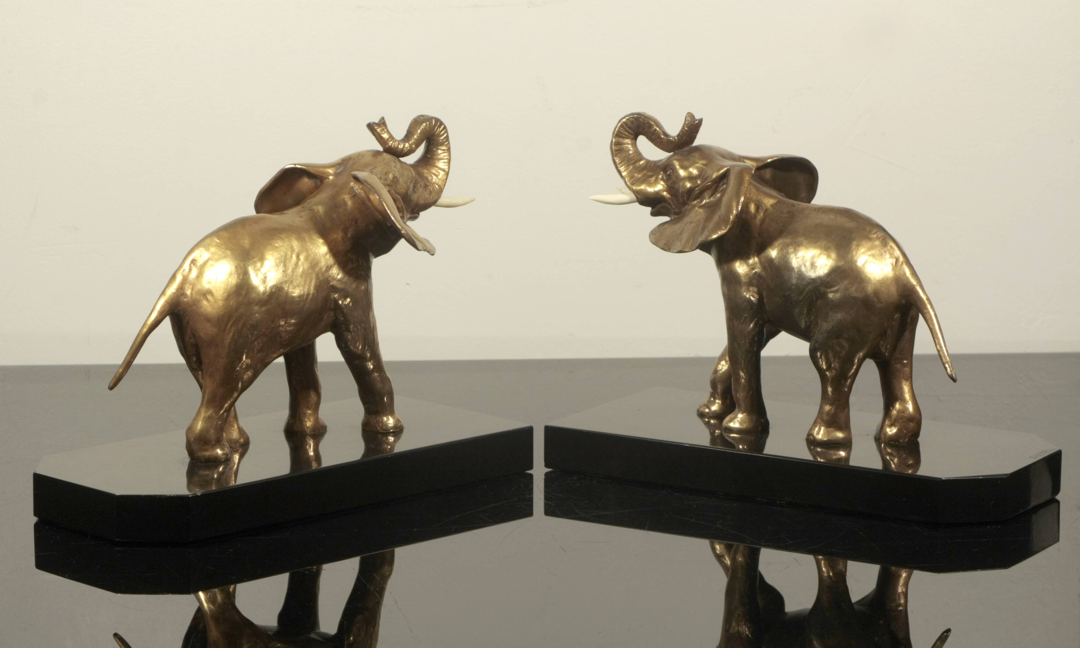 Elephant bookend "r garreau"
