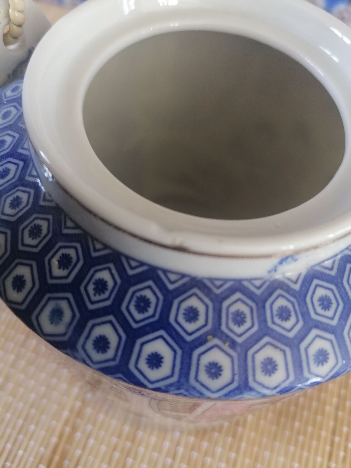 Japanese teapot "Geishas"