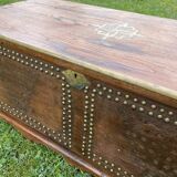 Coffre ancien en bois clouté
