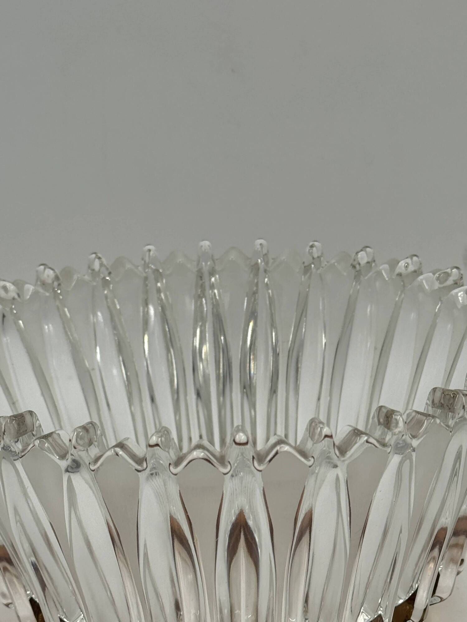 Crown coupe in ribbed glass with a brass base.