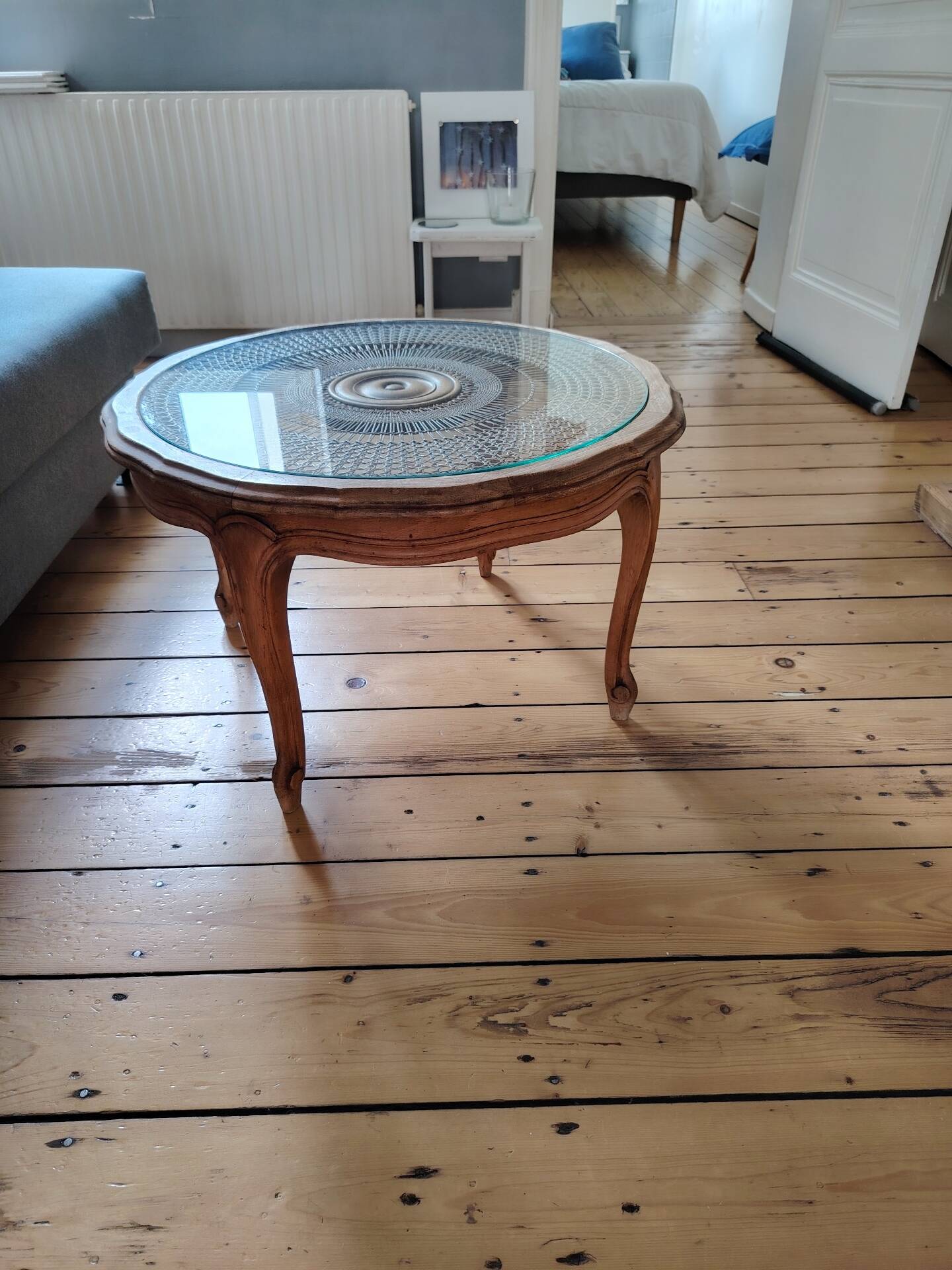 Vintage coffee table from the 60s – Rattan top with a sunburst pattern